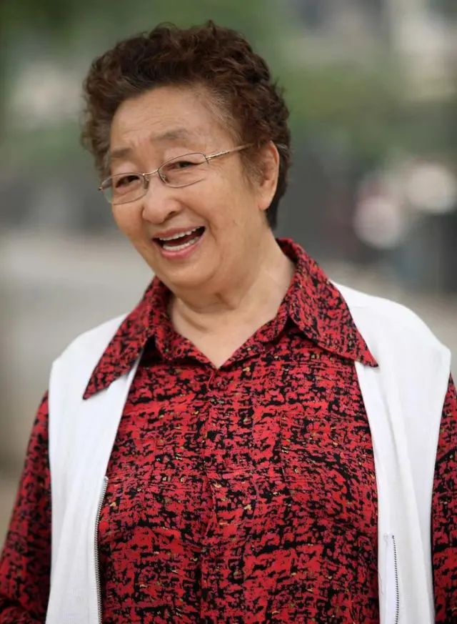 从没见过老辈演员扮嫩86岁彭玉罕见露面穿的普通却很优雅