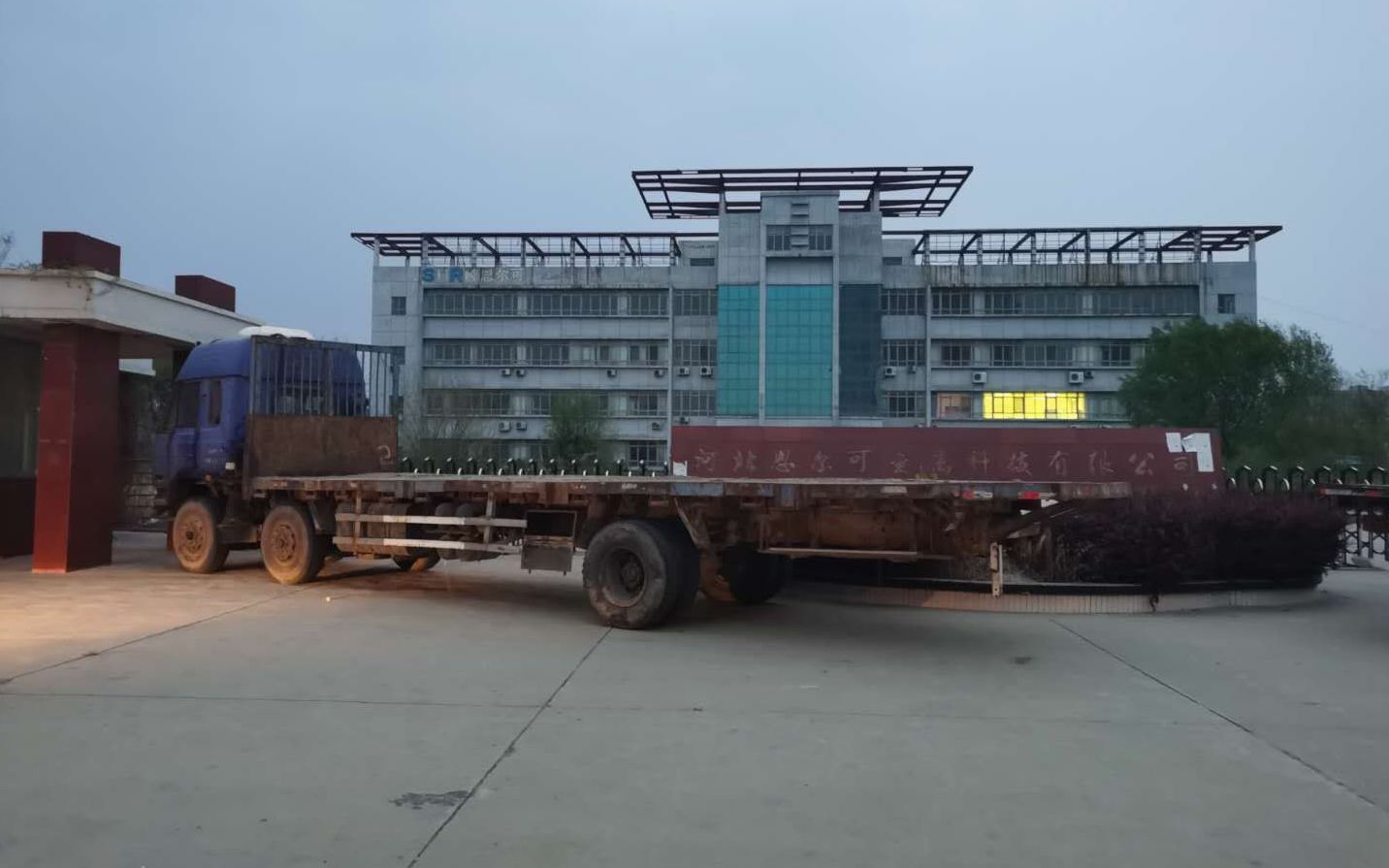 海伟公司被指用报废大车堵上工厂门,不准法拍企业进厂。 受访者供图