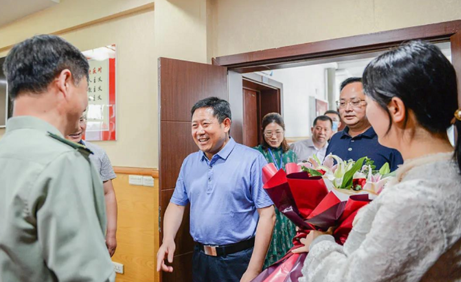 四川达州市人大常委会副主任看望慰问宣汉县人民医院对口帮扶专家