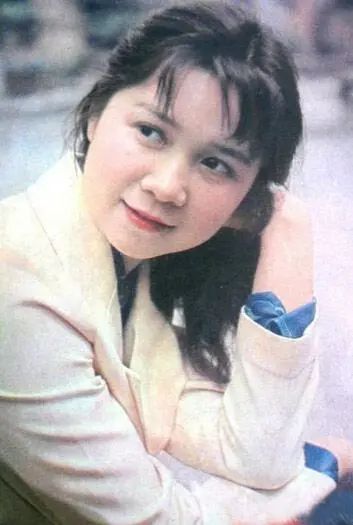蔡明也凭借在影片中精彩的演绎火爆荧屏,迅速走红影片上映后"小海霞"