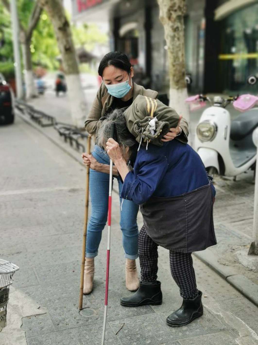 热心女子帮助迷路盲人阿婆 这组照片定格街头最美的风景