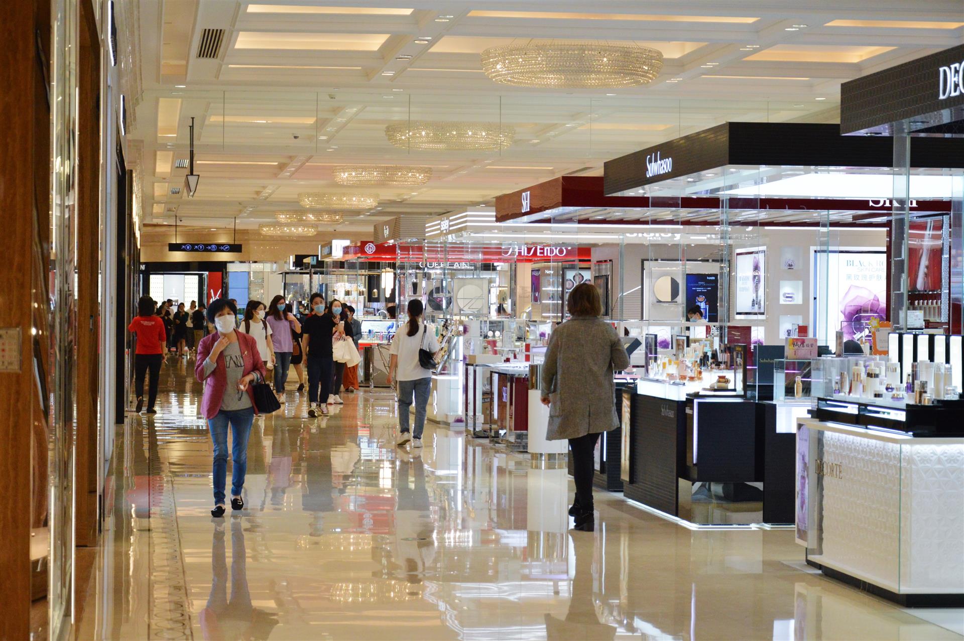 南京东路上这家商场凭什么吸引本地消费者排队四五个小时