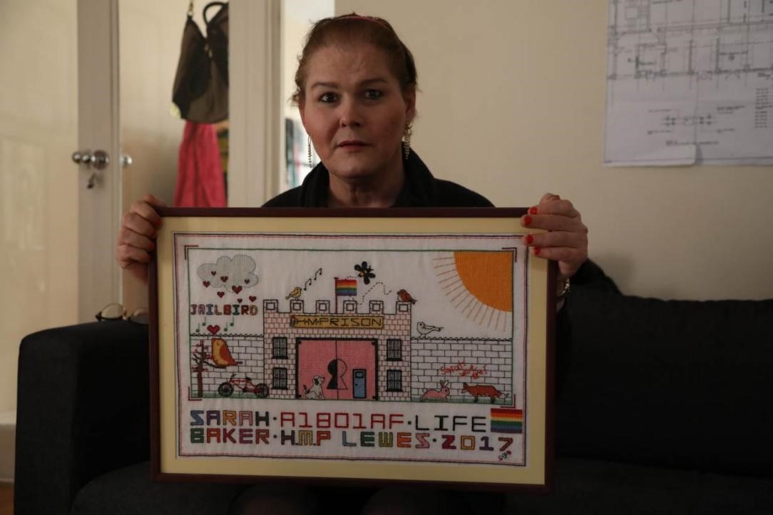 sarah jane baker拿着她创作的艺术作品.