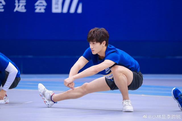 阳光小生李昀锐帅气造型,身穿蓝色短袖t恤,平板支撑秀完美臂肌