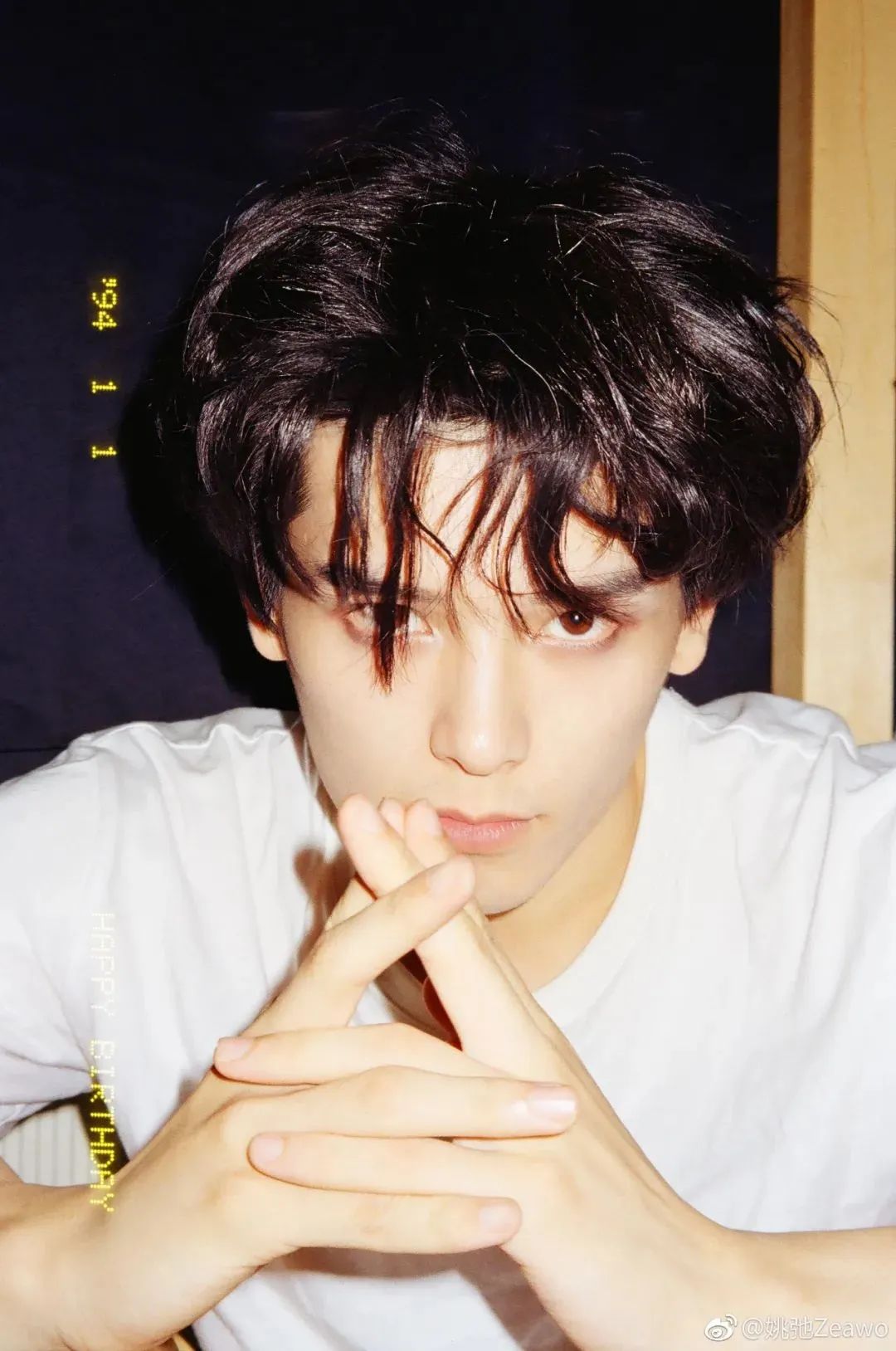 因为他真的满足了编辑对"港风男孩"的所有幻想.