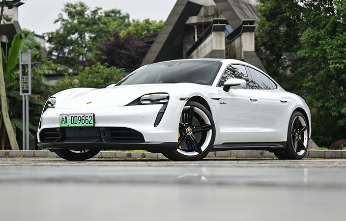 2.8秒的加速感，让你乖乖束手就擒，保时捷Taycan到底有多香？