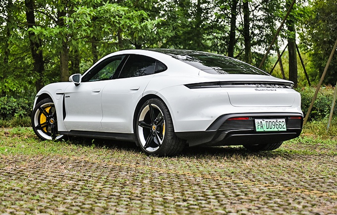 2.8秒的加速感，让你乖乖束手就擒，保时捷Taycan到底有多香？