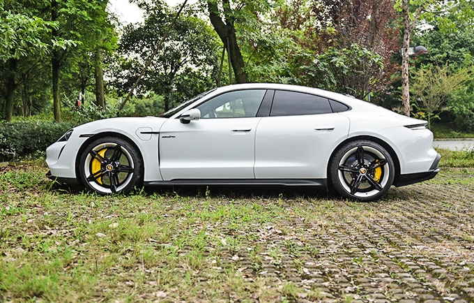 2.8秒的加速感，让你乖乖束手就擒，保时捷Taycan到底有多香？