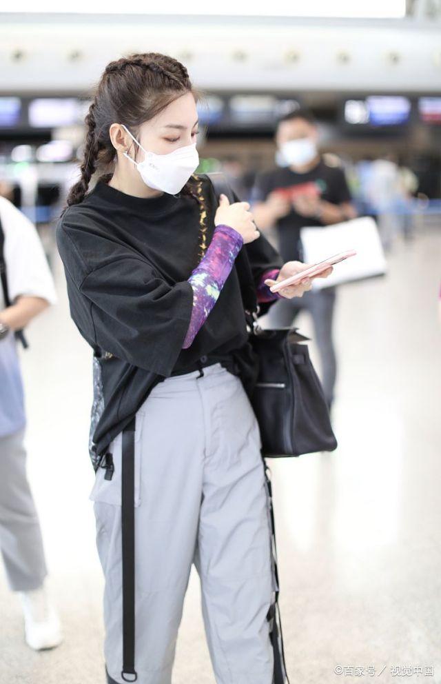 张雨绮穿工装裤扎麻花辫少女感爆棚被粉丝逗乐笑到弯腰