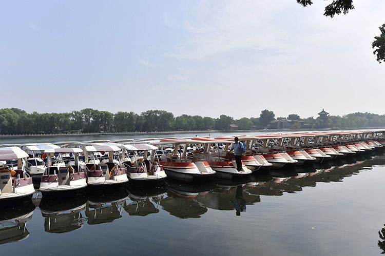 什刹海游船复航倒计时消毒安检进行中组图