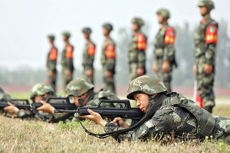 正文   特战队员们围绕射击,攀登,战术等科目展开强化训练,锤炼单兵技