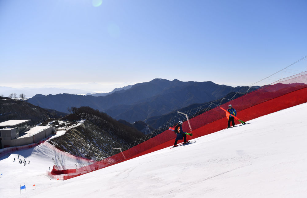 在延庆赛区,国家高山滑雪中心竞速赛道建成,达到测试赛要求;国家雪车