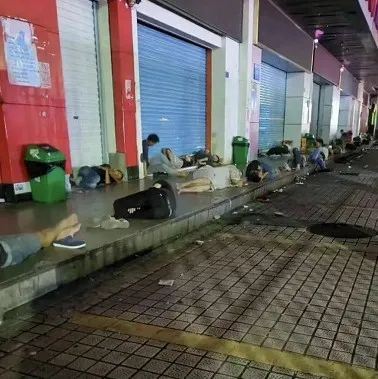 那些睡在深圳街头的人,为什么不肯掏30块钱住旅店?