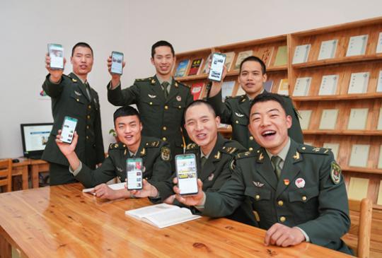使用教育手机，已经成为基地官兵们日常生活的一部分。