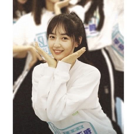 秦牛正威写真大片来袭!穿紧身骑行裤配西装,这是得罪造型师了?