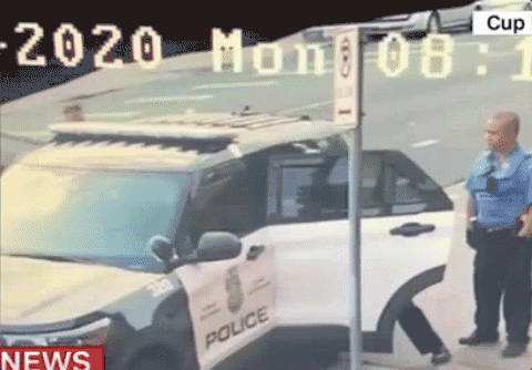 一名同事随后赶到,但四名警察始终无法让弗洛伊德"老老实实"坐进警车