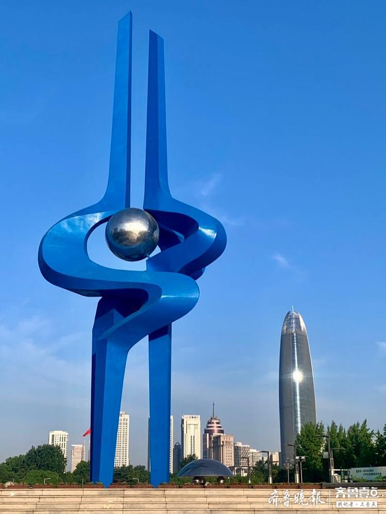 泉城广场晨韵蓝天下绿树泉标格外美丽