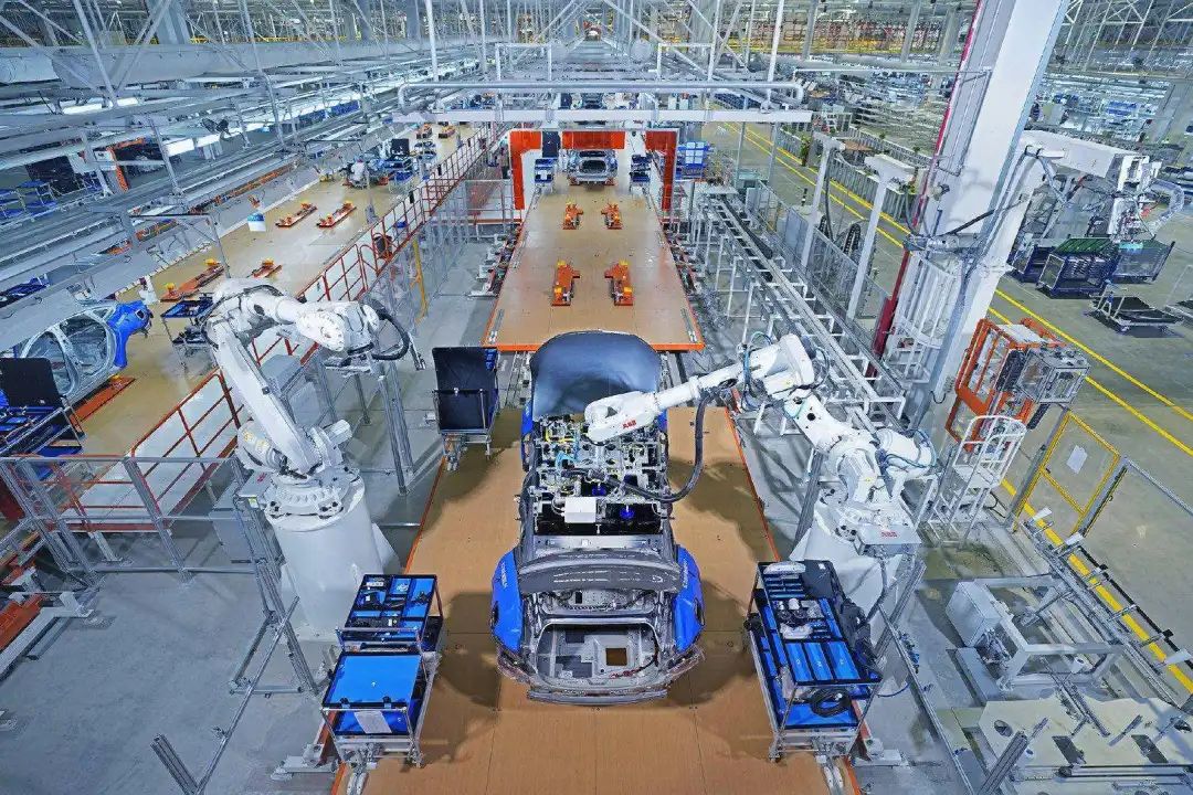 智能汽车都是机器人造的?《直播广东制造》走进小鹏汽车生产线