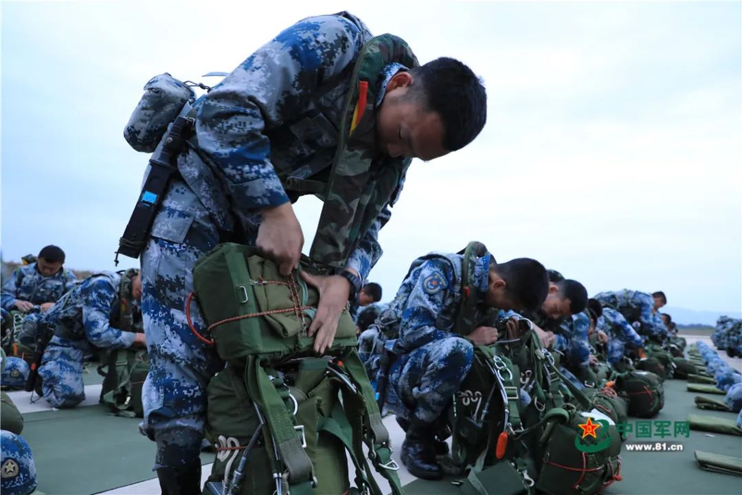 当伞兵"走"下飞机.兵哥哥表示从天而降才该是我的出场方式!