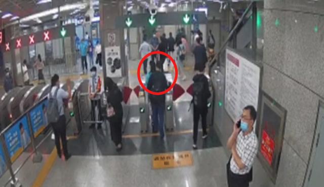 北京日报刑拘！一男子地铁逃票被抓，撕毁罚单还抓伤俩民警