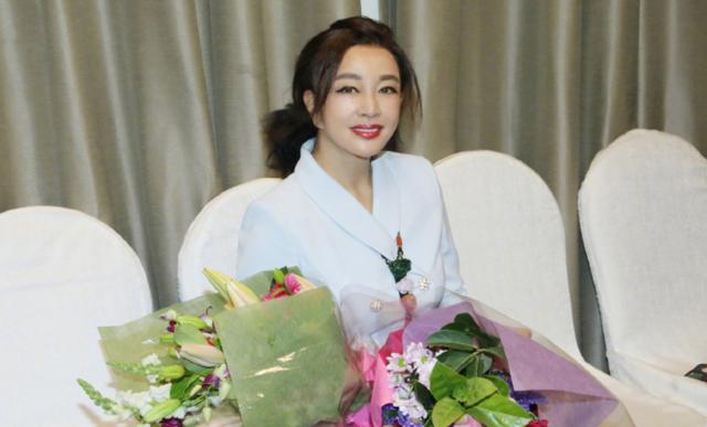 刘晓庆办生日party真会玩，穿白色连衣裙扎马尾，说她35岁我也信