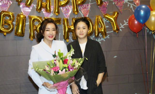 刘晓庆办生日party真会玩，穿白色连衣裙扎马尾，说她35岁我也信