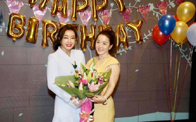 刘晓庆办生日party真会玩，穿白色连衣裙扎马尾，说她35岁我也信