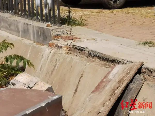 倒塌的围栏石柱从与路面平齐处断裂 图据《大河报》