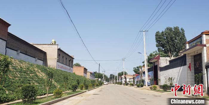 永录村宽敞干净的街道. 徐巧明 摄