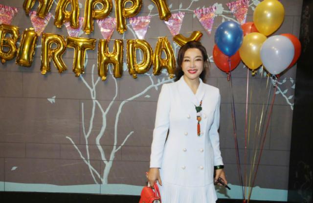 刘晓庆办生日party真会玩，穿白色连衣裙扎马尾，说她35岁我也信