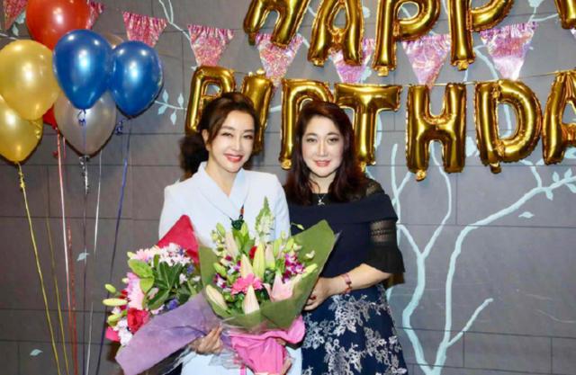 刘晓庆办生日party真会玩，穿白色连衣裙扎马尾，说她35岁我也信