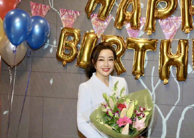 刘晓庆办生日party真会玩，穿白色连衣裙扎马尾，说她35岁我也信