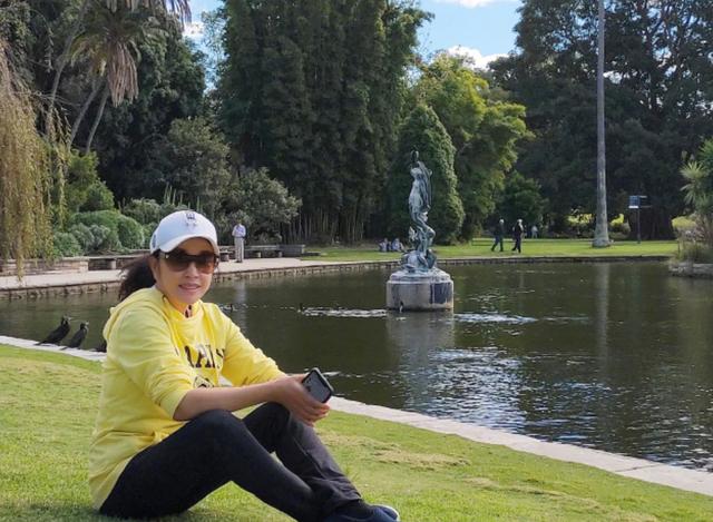 刘晓庆办生日party真会玩，穿白色连衣裙扎马尾，说她35岁我也信