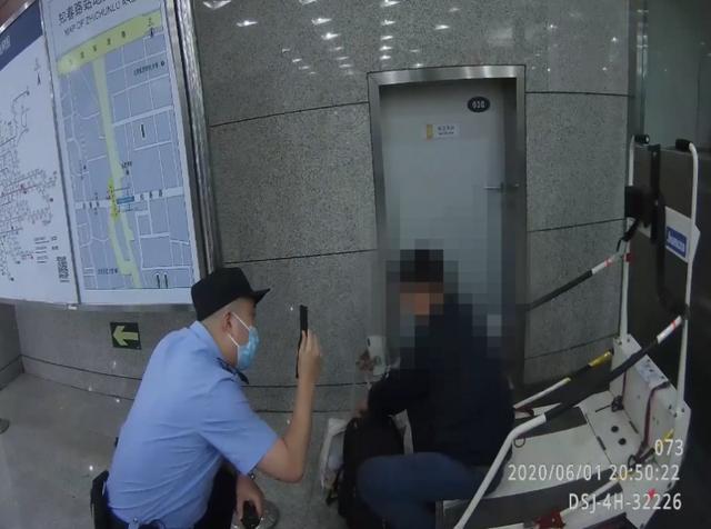 北京日报刑拘！一男子地铁逃票被抓，撕毁罚单还抓伤俩民警