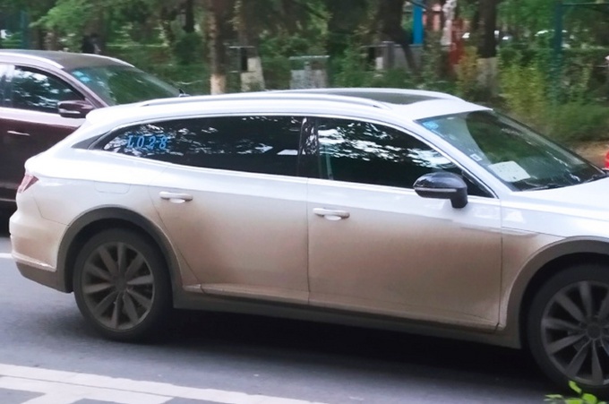 大众新款CC国内实拍，两周后亮相，这颜值看一眼就爱上了