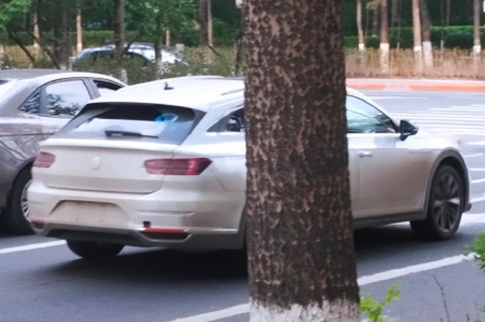 大众新款CC国内实拍，两周后亮相，这颜值看一眼就爱上了