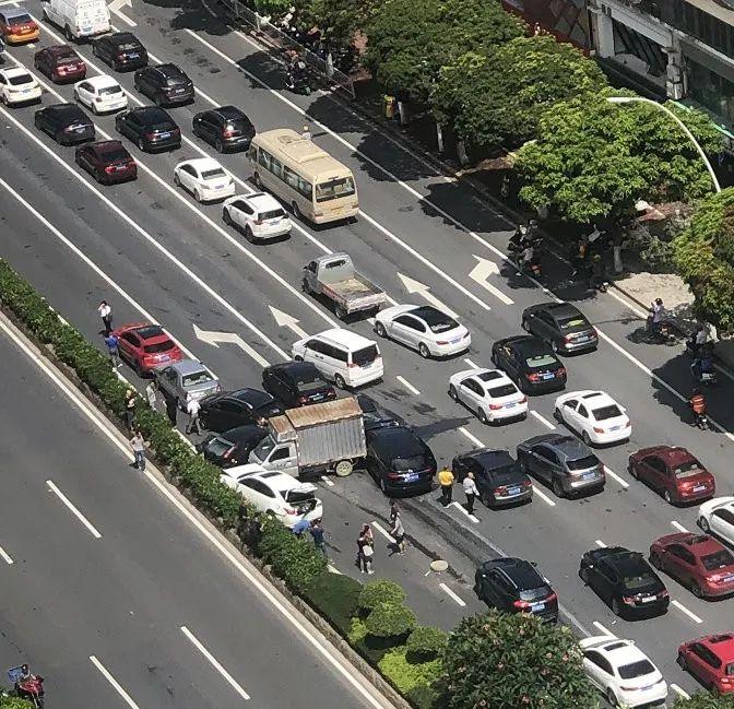 8车连撞?金砂东路某路口发生多车追尾事故!路口多方向出现塞车.