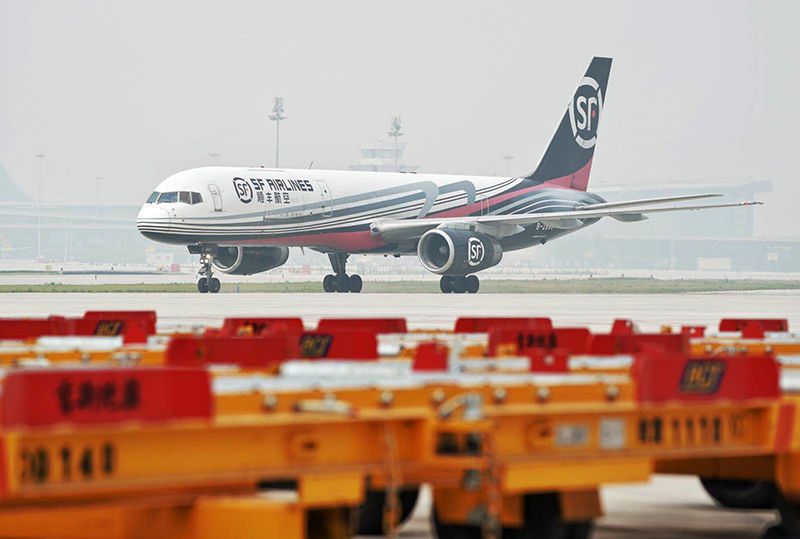 满载货物的顺丰航空B757-200型全货机降落大兴机场。