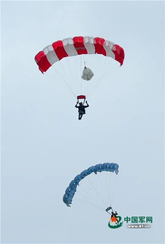 当伞兵"走"下飞机.兵哥哥表示从天而降才该是我的出场方式!