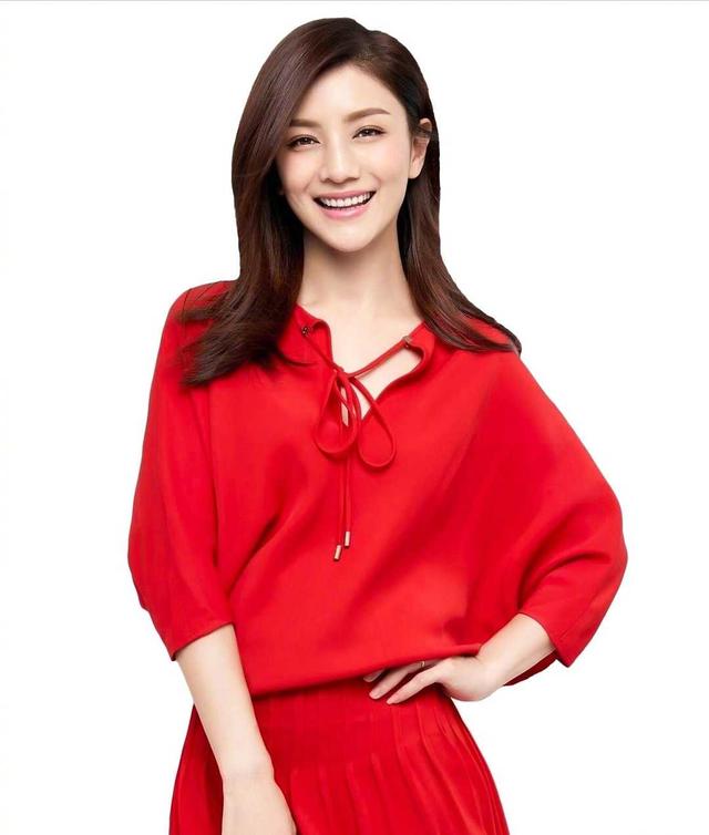 胡可44岁依然年轻貌美,穿白色衬衫搭配运动短裤走机场,减龄时髦