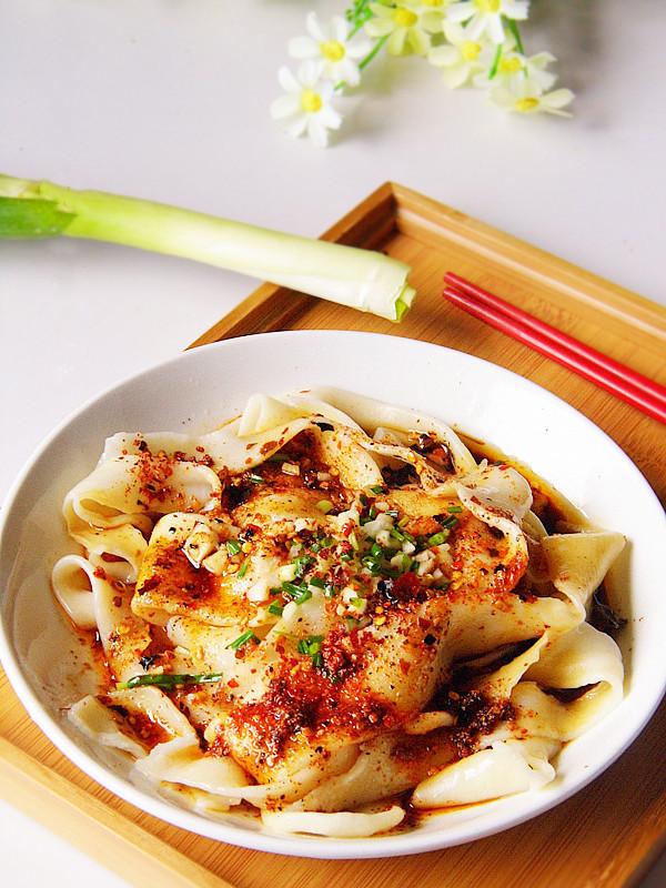 陕西正宗油泼扯面,一碗面粉半碗水,劲道好吃超解馋,夏天学起来