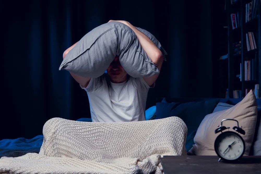 晚上失眠死活睡不着该硬躺还是起床