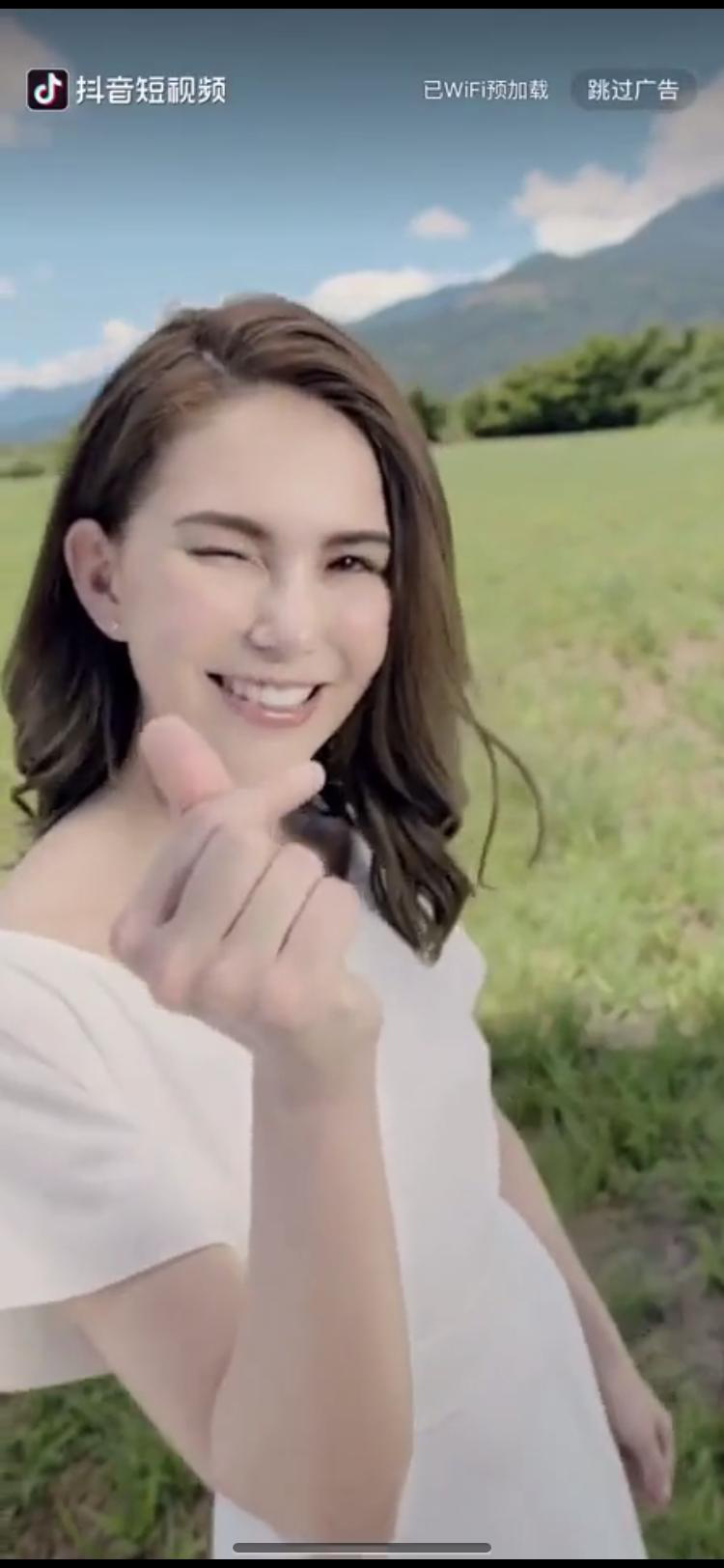 一条topview短视频内容——昆凌站在一片牧场上向你推荐一款良心奶粉