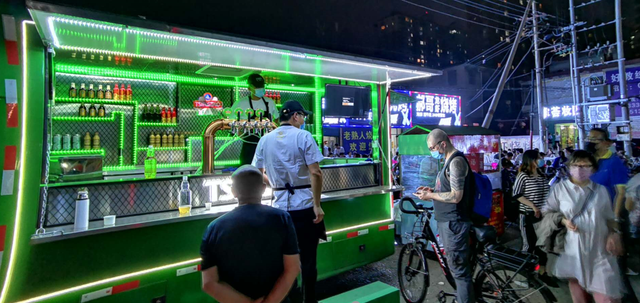 青岛啤酒走我们摆摊卖快乐去百万社区大酬宾升级移动酒吧驶进各地夜市