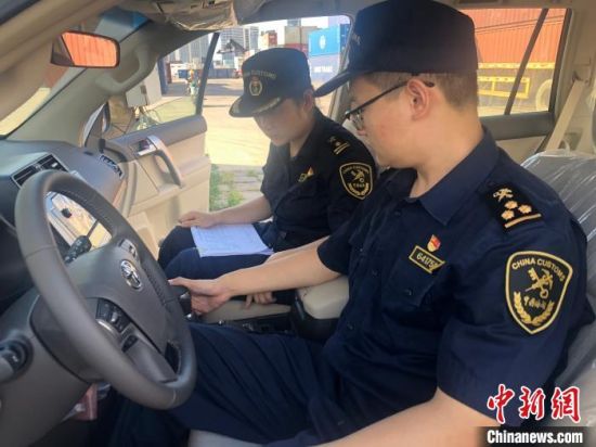 图为海口港海关关员在海口港区汽车整车进口口岸开展查验. 符颖敏 摄