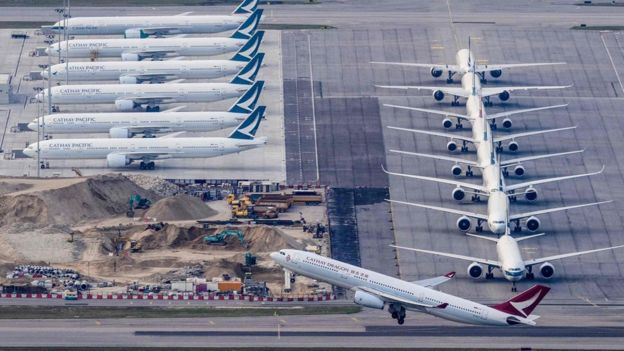 国泰旗下三家航空公司的飞机停满香港国际机场的停机坪 图片来源:港媒