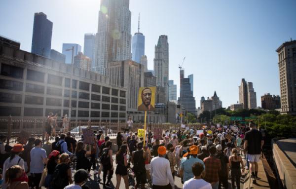6月9日，人们在美国纽约街头参加抗议活动。新华社 图