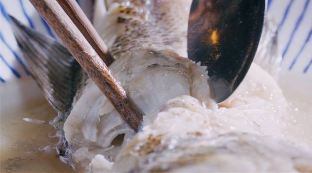 蒸熟 ④将鱼放入盘中,隔水蒸10分钟 ⑤去除鱼皮及生姜大葱,取下鱼肉