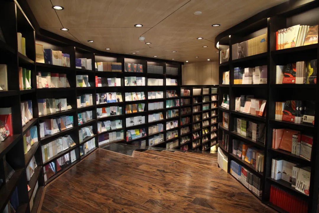另外,每一家书店的美又不仅仅局限在颜值要知道,每一个"城市阅读美