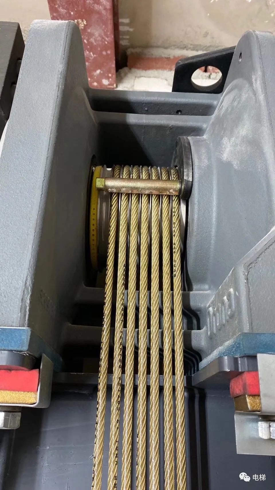罕见:包塑钢丝绳电梯